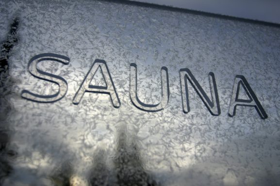 Genießen Sie in gemütlicher Atmosphäre unsere Sauna mit Wellnessbereich inkl. Liegen und einer kleinen Terasse zum abkühlen